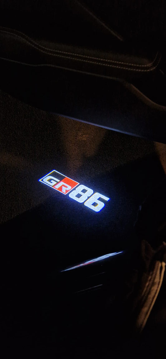 Türprojektor / Einstiegsbeleuchtung | GR86-Logo (Farbe) | GR86