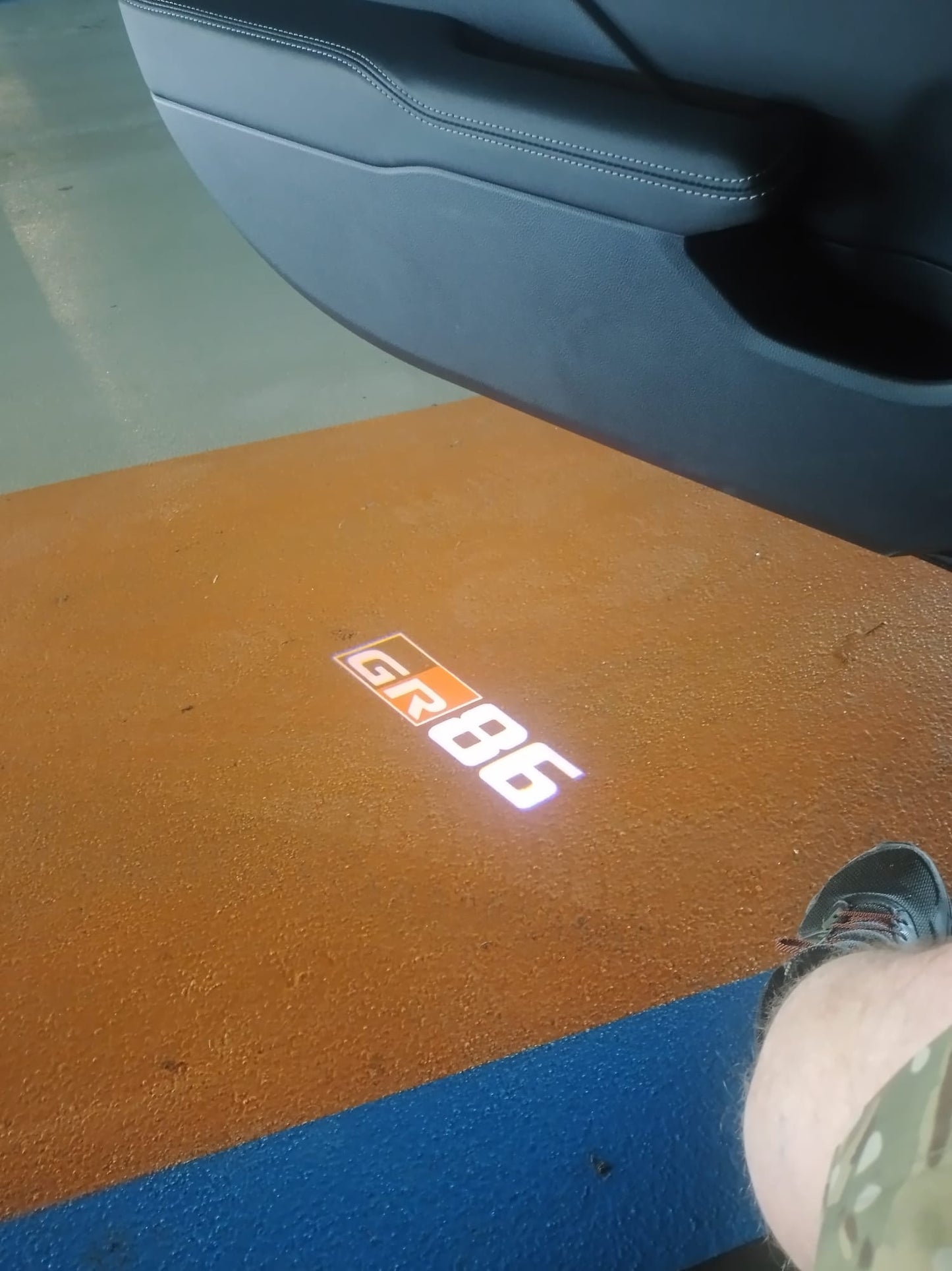 Türprojektor / Einstiegsbeleuchtung | GR86-Logo (Farbe) | GR86