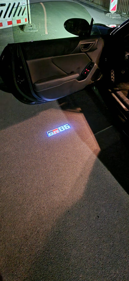 Türprojektor / Einstiegsbeleuchtung | GR86-Logo (Farbe) | GR86