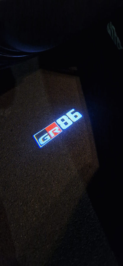 Türprojektor / Einstiegsbeleuchtung | GR86-Logo (Farbe) | GR86